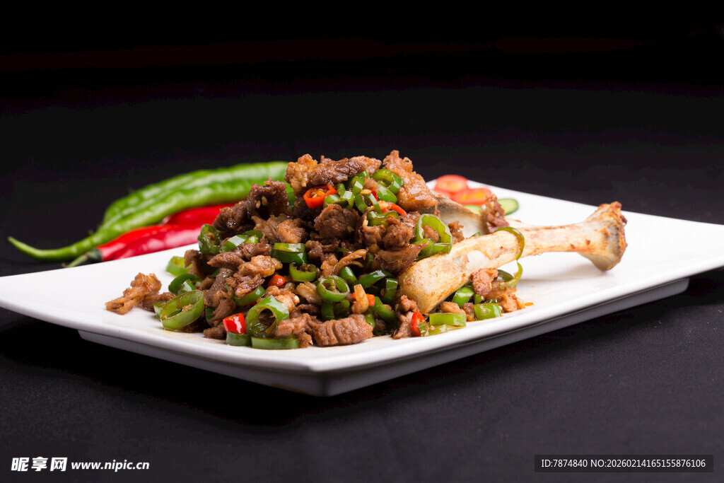 美味烤肉串摆放在白盘上