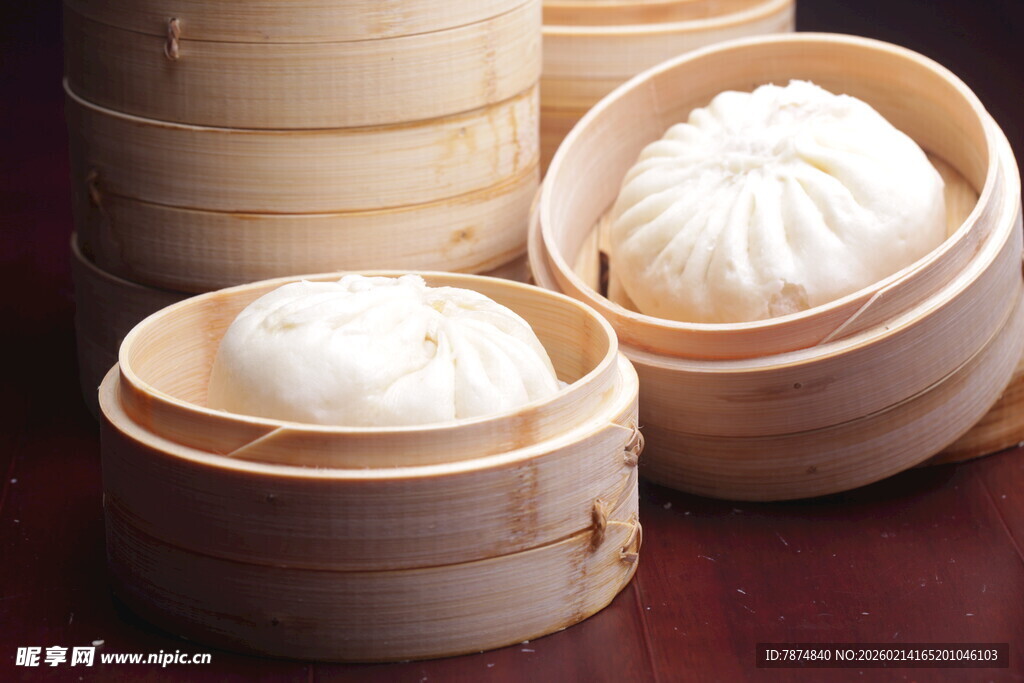 竹制蒸笼里的美味包子