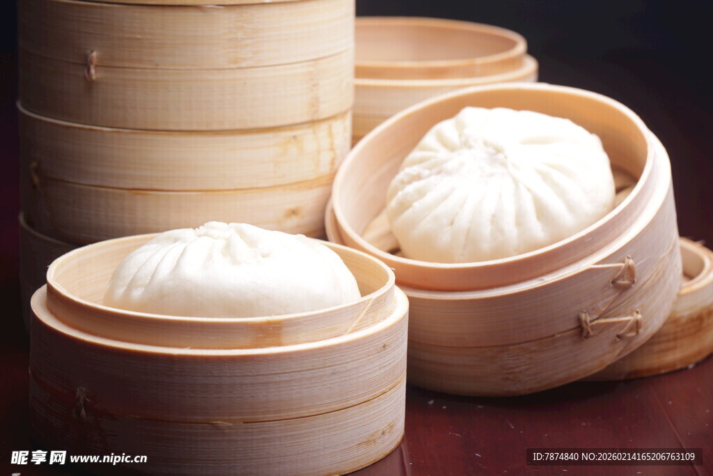 竹制蒸笼里的美味包子