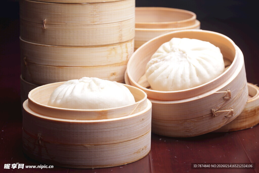 竹制蒸笼里的美味包子
