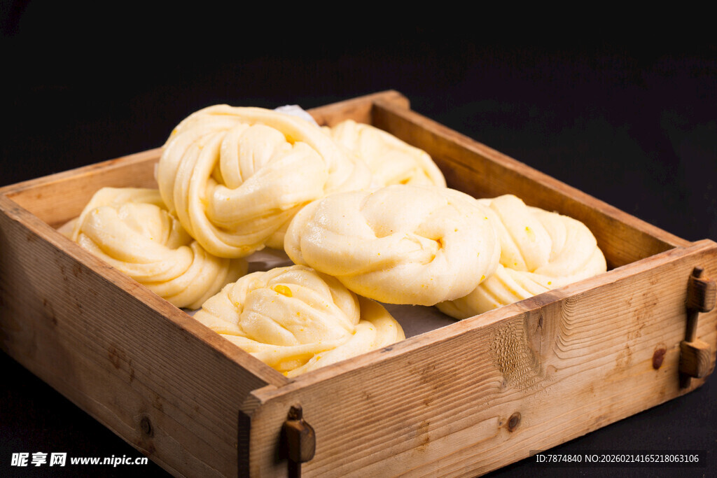 木盒中的新鲜白蘑菇