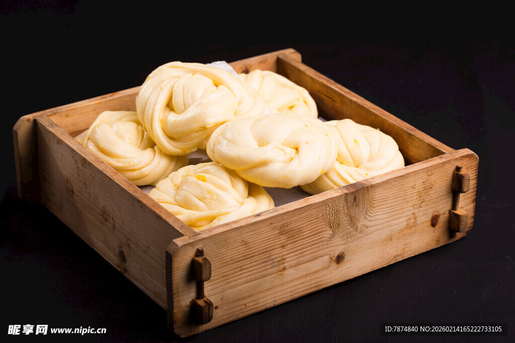 木盒中的美味蓬松白包子