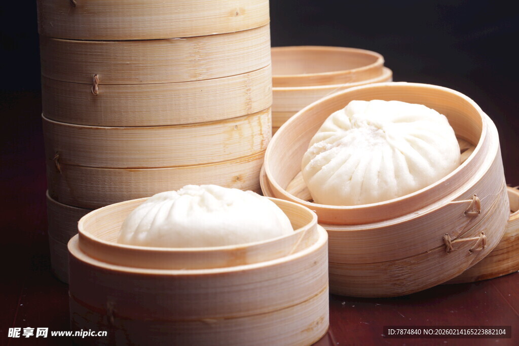 竹制蒸笼里的美味包子