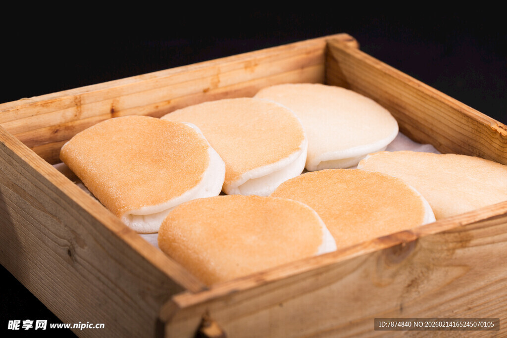 木盒中的美味松软点心