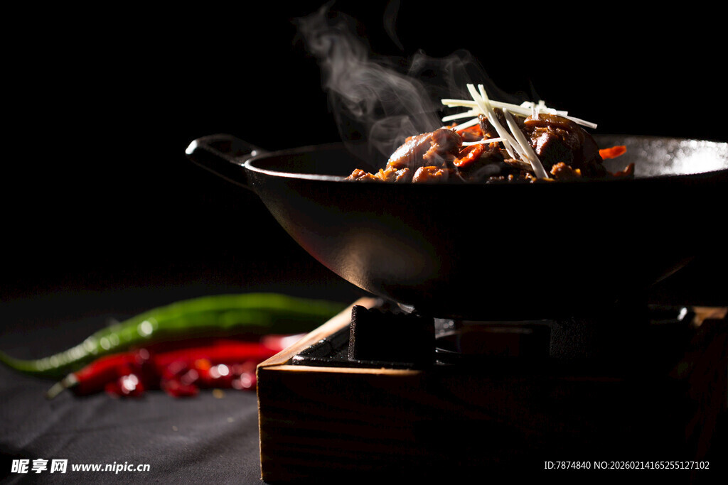 热气腾腾的美味锅中佳肴