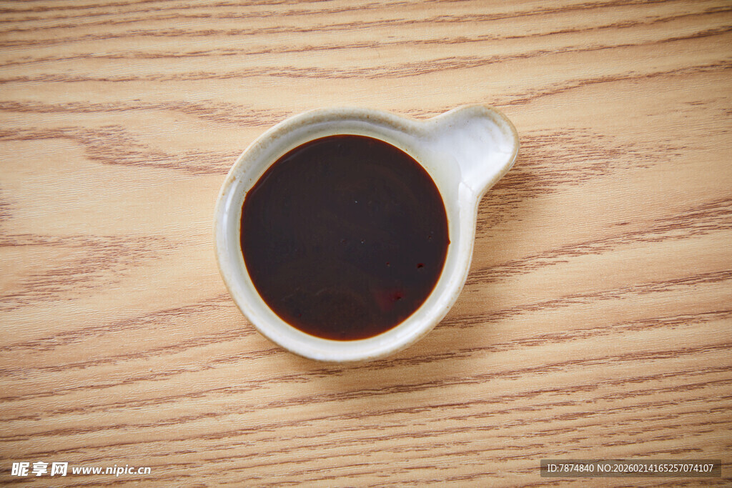 木质桌面上的一杯黑咖啡