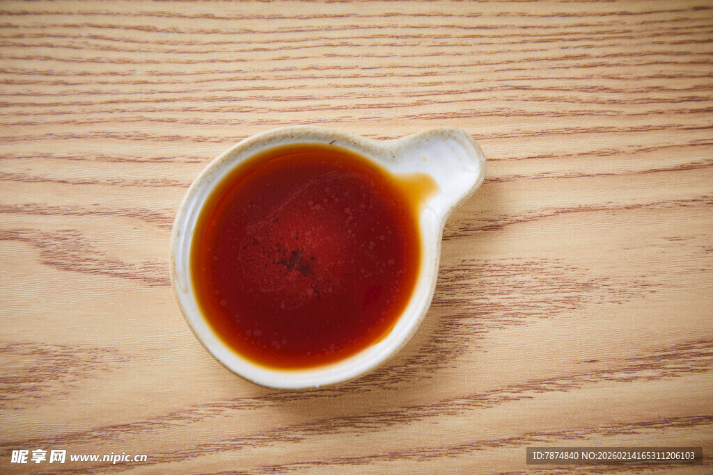 小碟装的红色调味酱汁