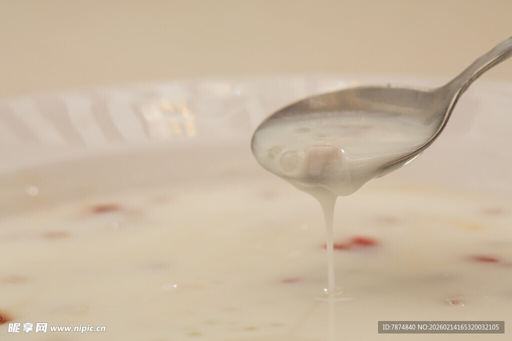 奶油浓汤从勺中滴落