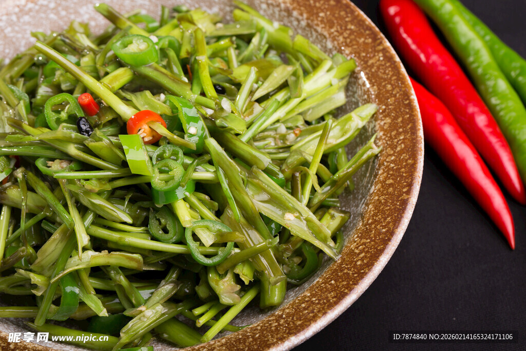 一盘鲜嫩空心菜