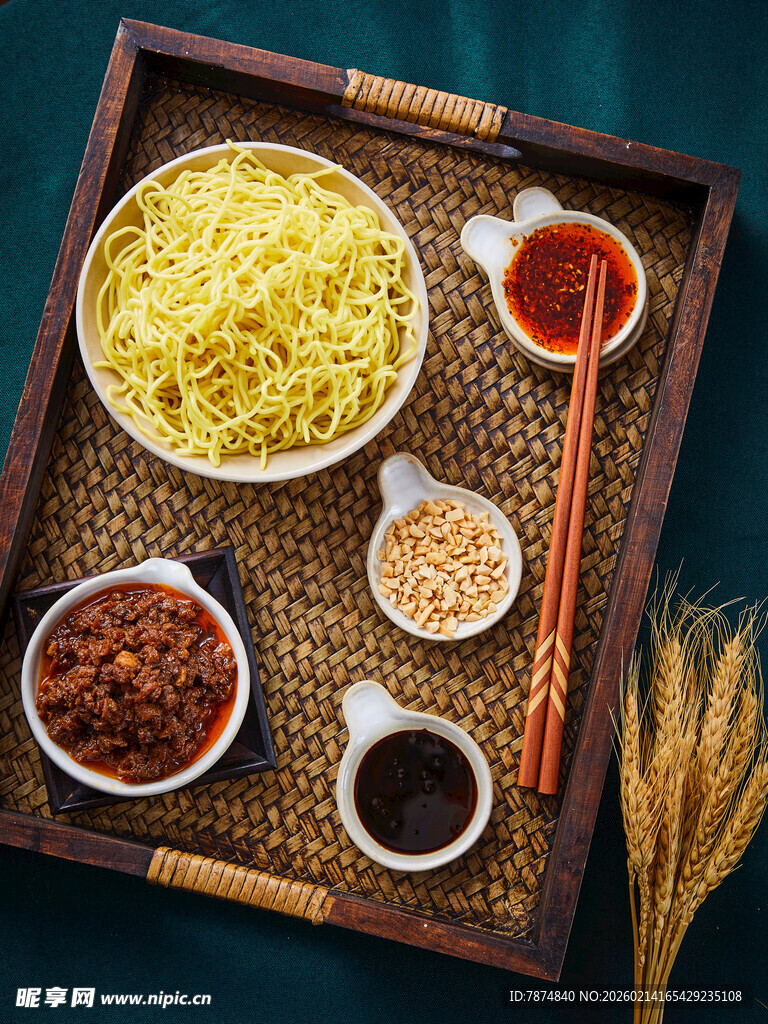 多样美味调料与主食组合