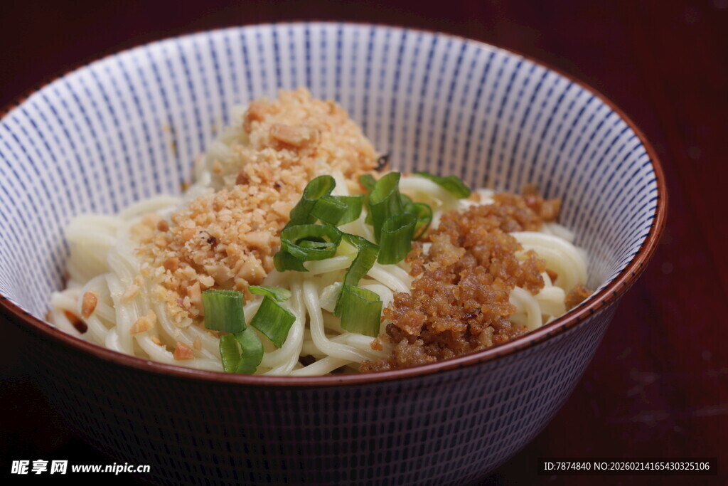 美味拌面 撒料丰富诱人