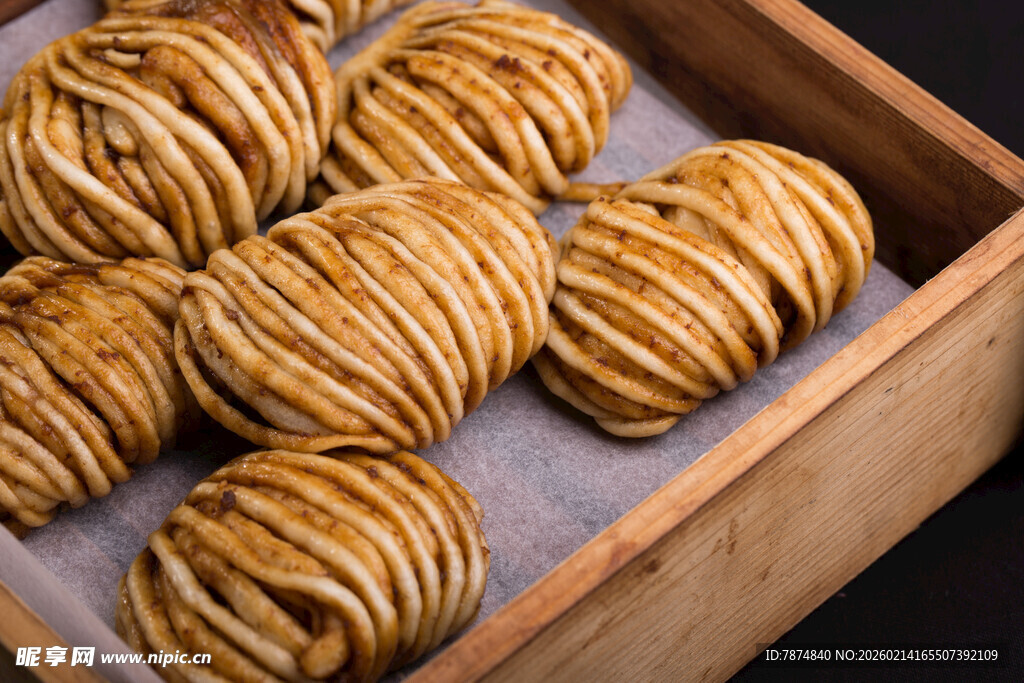 木制托盘中的美味螺旋面包