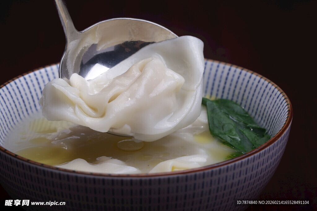 碗中盛着一朵精致馄饨花