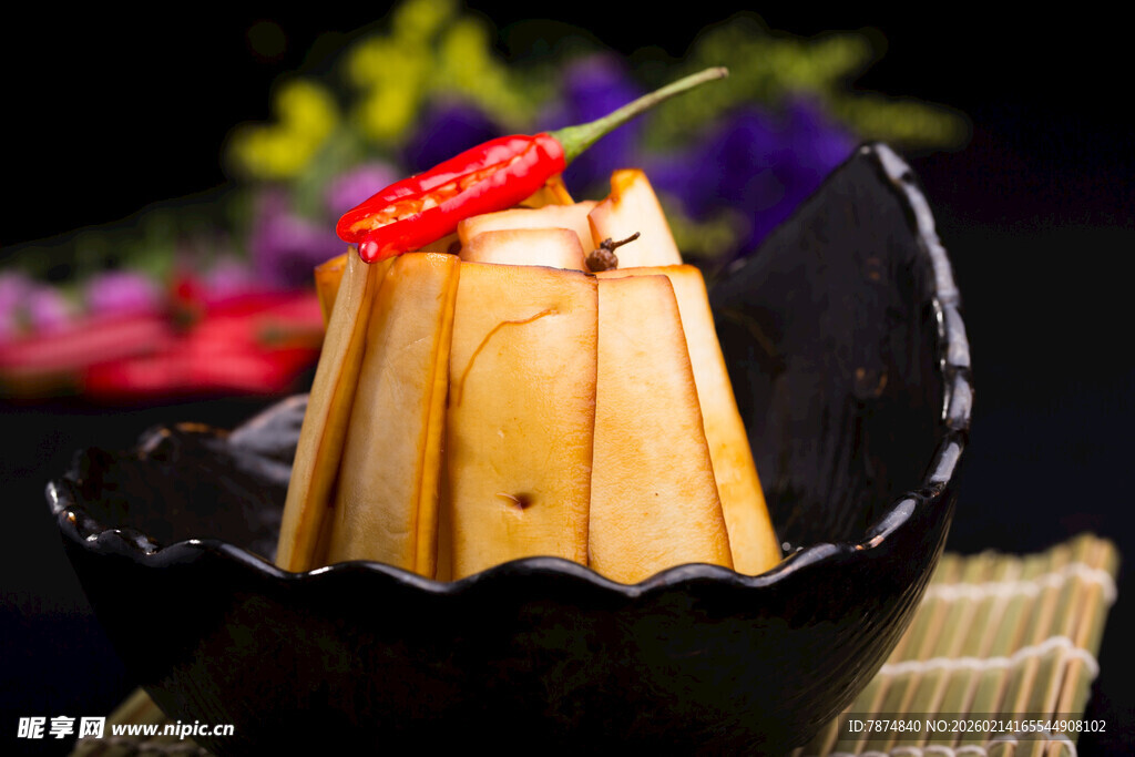 精致摆盘的特色风味布丁