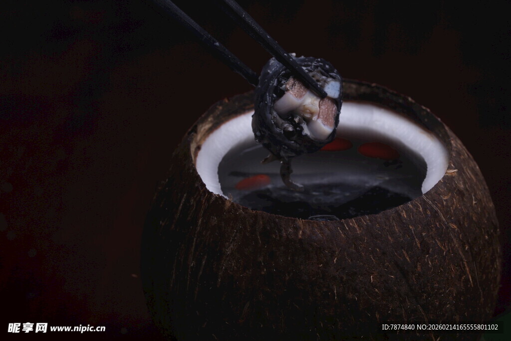 椰青中用筷子夹着果肉