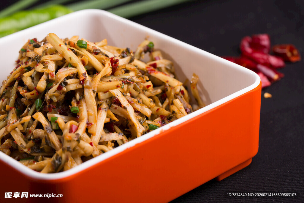 美味香辣肉丝拌菜