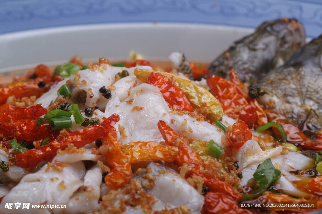 香辣蒸鱼配多彩佐料