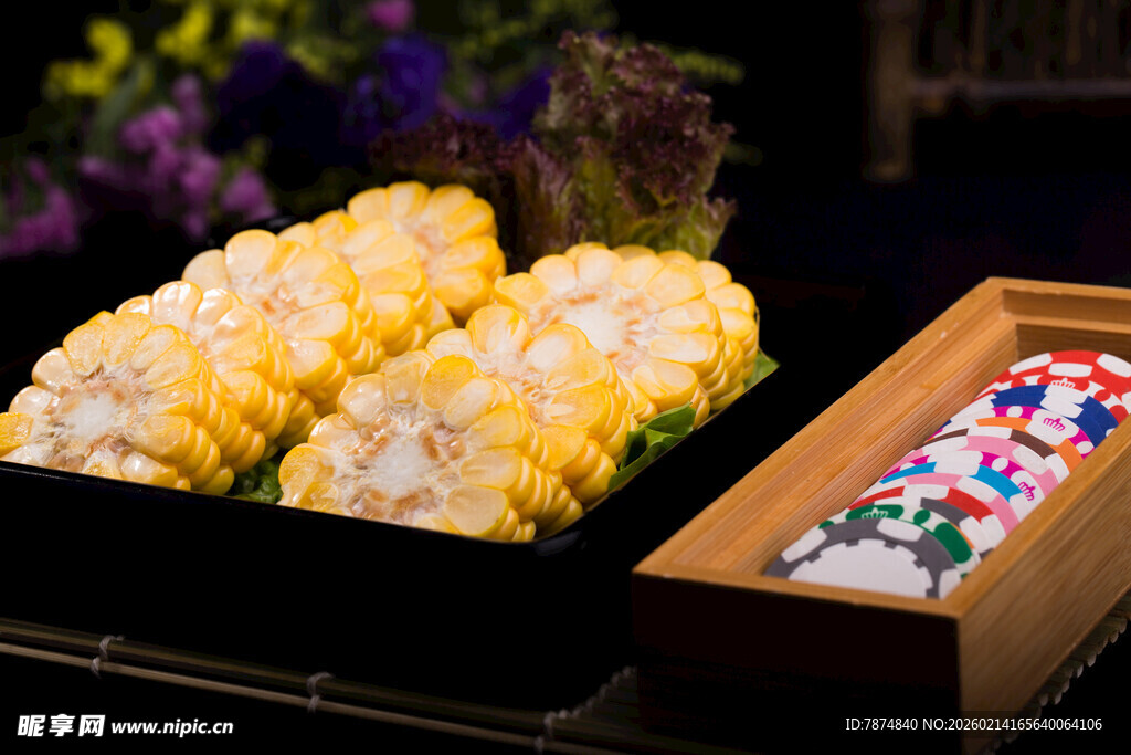 精致日式烤玉米与餐具