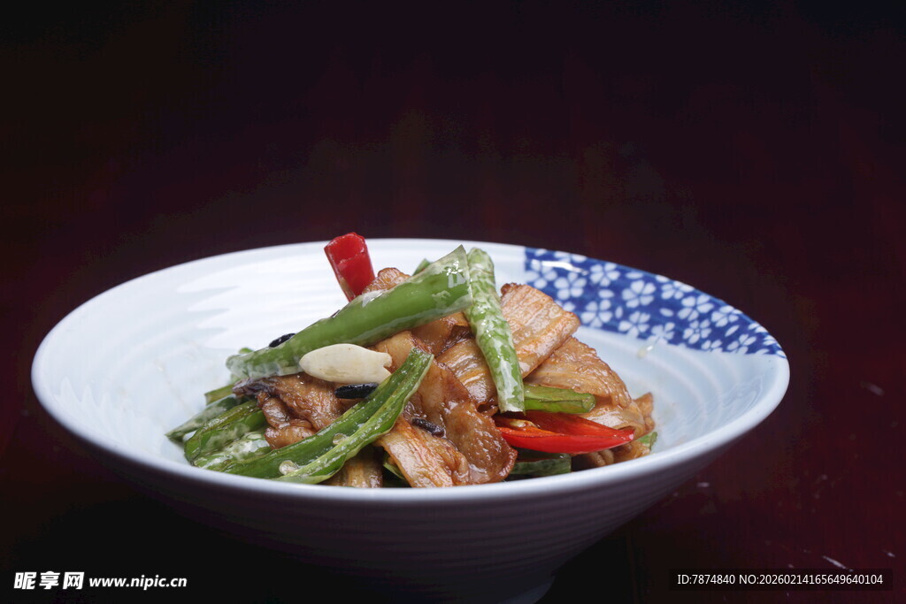 青椒炒肉盛于花纹白碗中