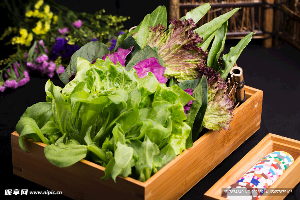 木制菜箱中的新鲜蔬菜