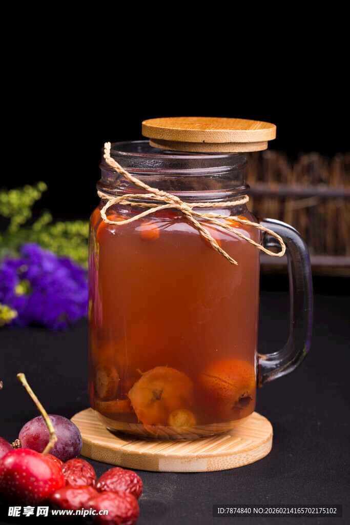 玻璃罐中的美味养生花果茶