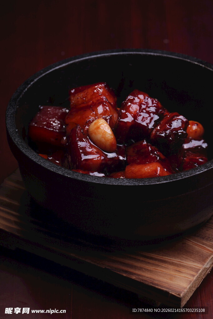 美味红烧肉盛于黑碗中
