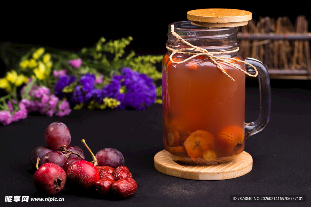 玻璃罐中泡制的美味果茶