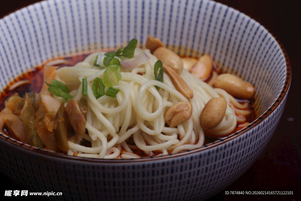 美味鸡肉面条碗