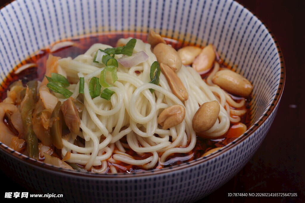 美味鸡肉米线碗中呈现