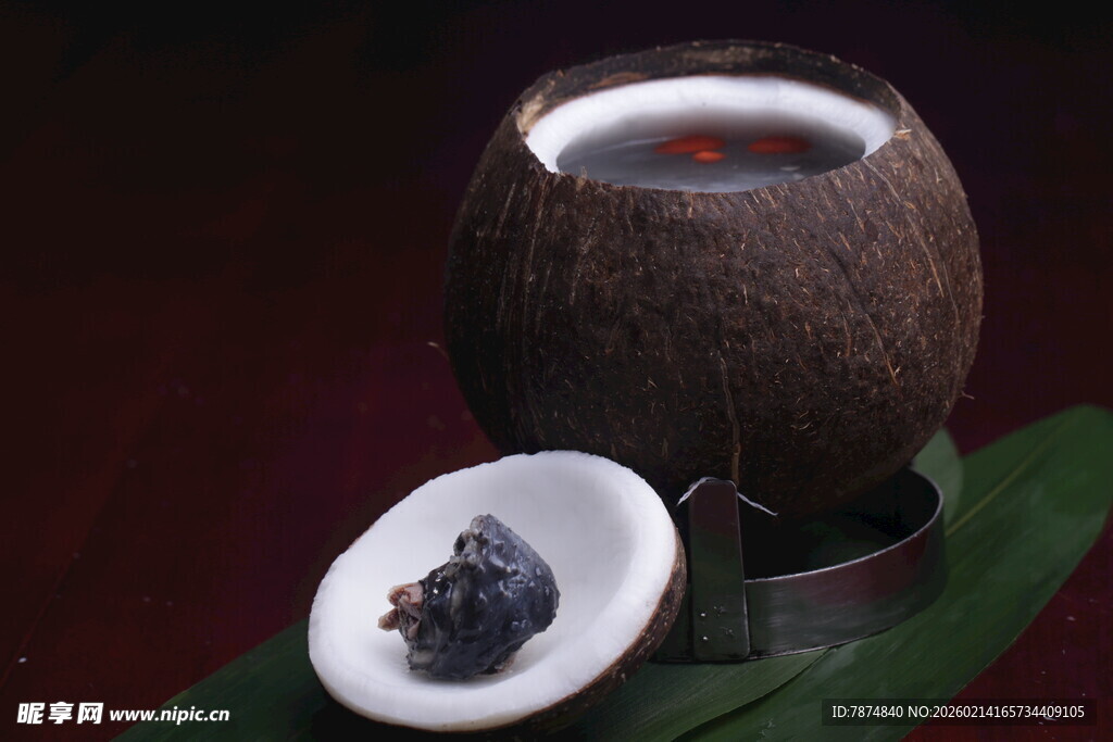 椰壳盛汤配黑色食材