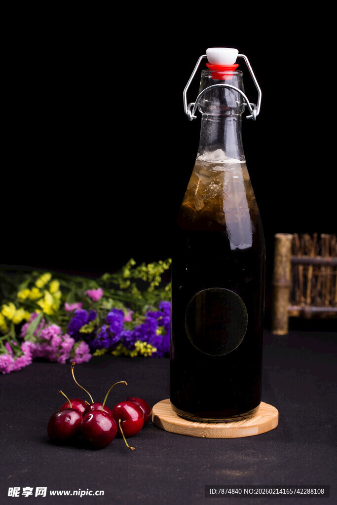 深色瓶装饮料配鲜果装饰