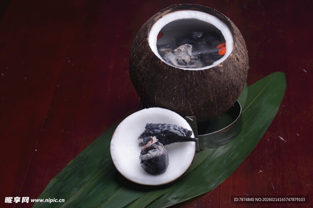 新鲜椰子及椰肉切片展示