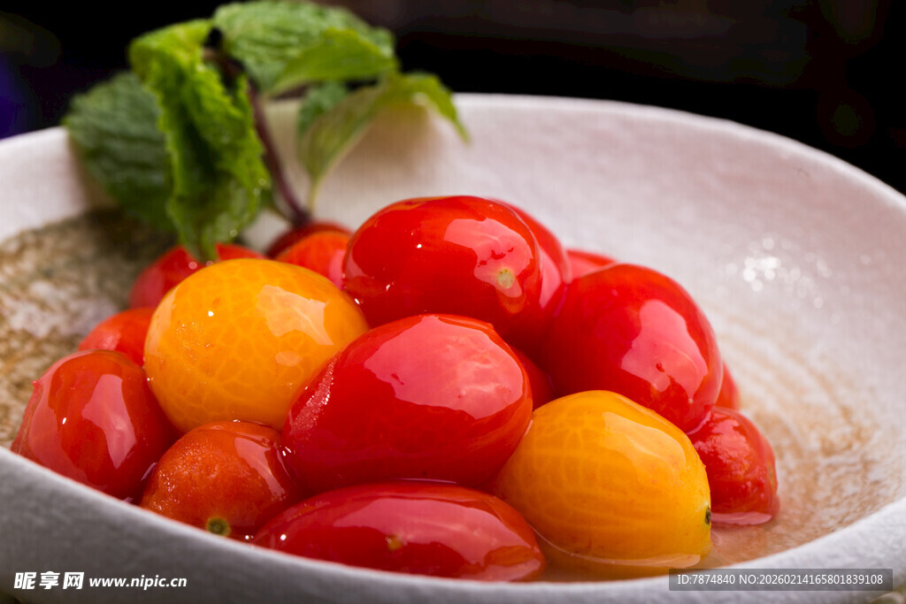 多彩小番茄装点白色瓷碗