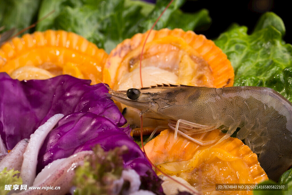 鲜虾配多彩蔬菜拼盘