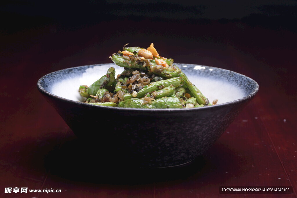 美味豆角盛于碗中