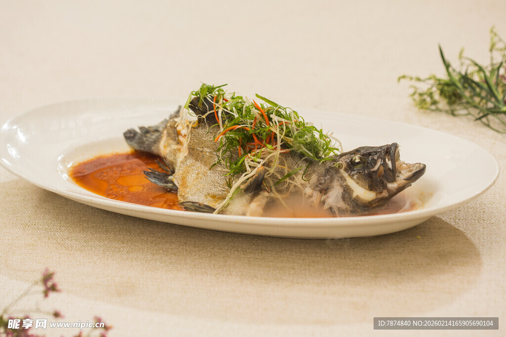 清蒸鱼配独特酱汁摆盘精美