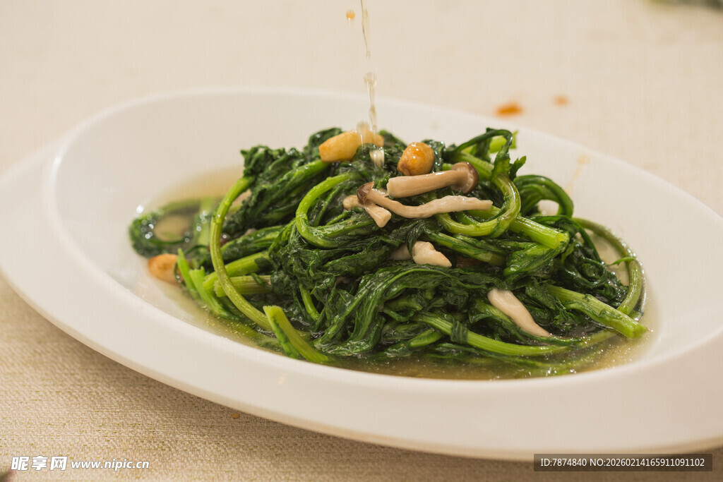 清炒菠菜配虾仁