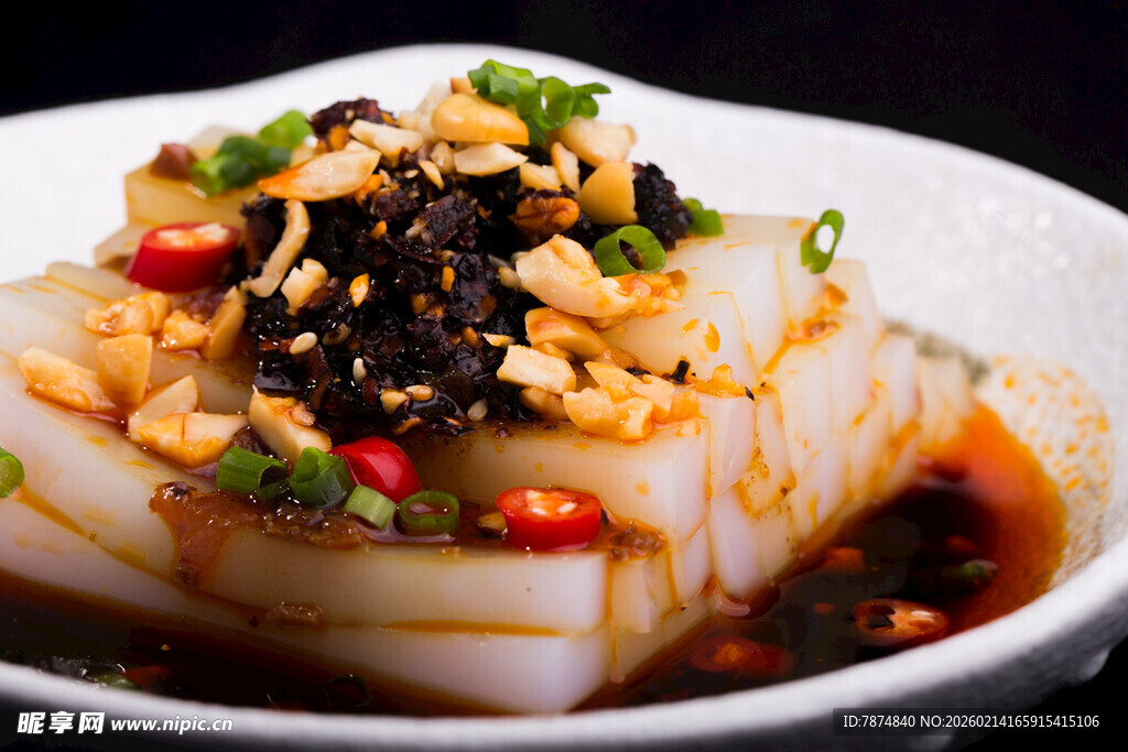 美味凉拌凉粉 佐料丰富