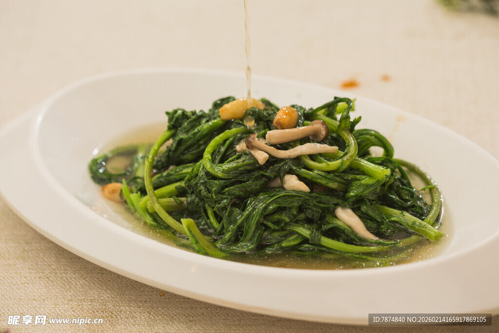 清炒菠菜配花生米