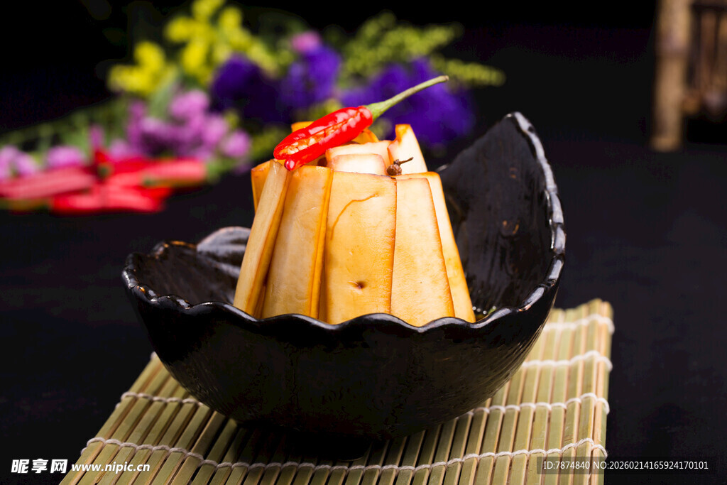 黑碗盛装的美味腌制萝卜