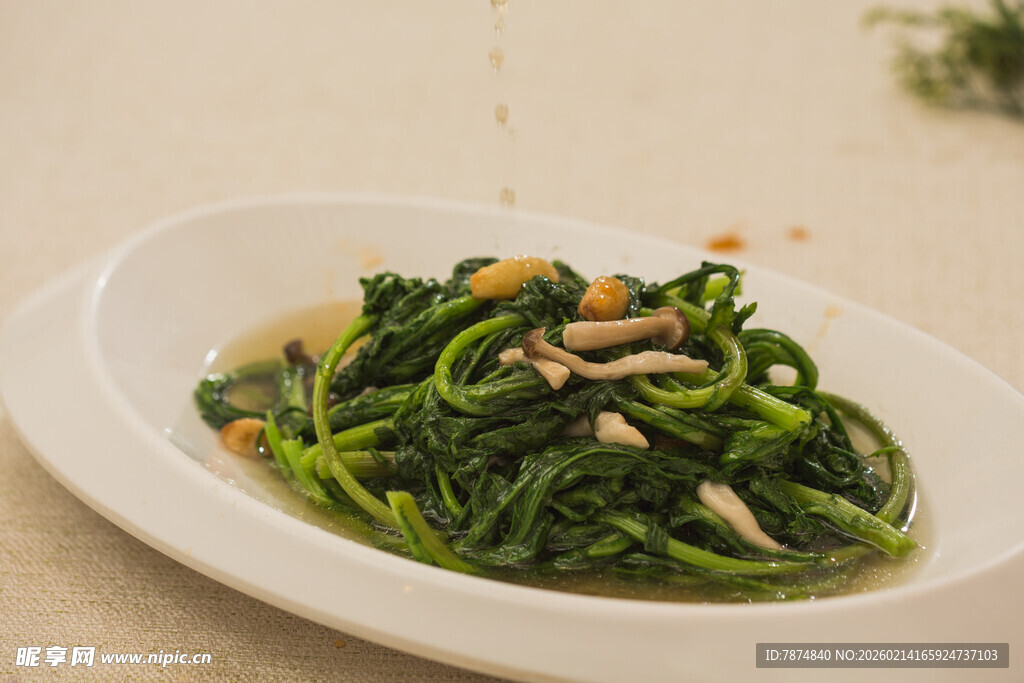 清炒菠菜配虾仁