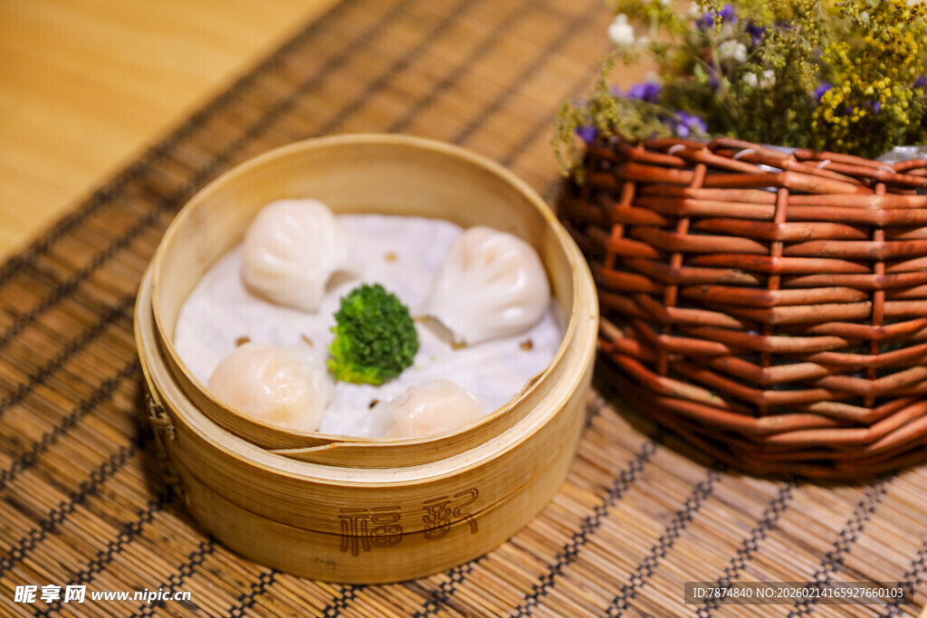 竹制蒸笼里的美味小笼包