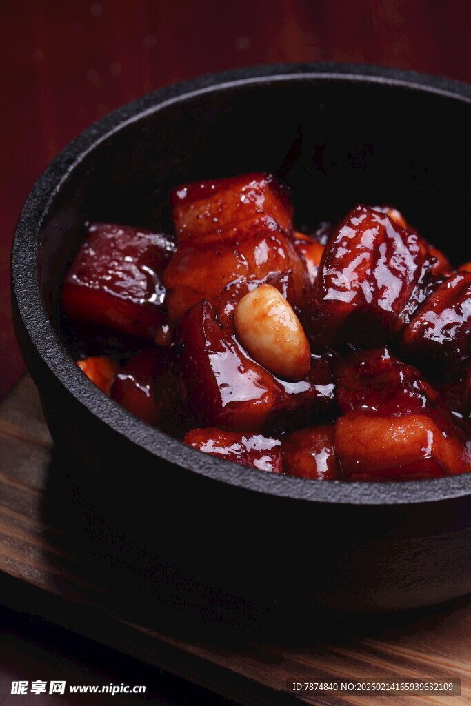 美味红烧肉盛于黑碗中