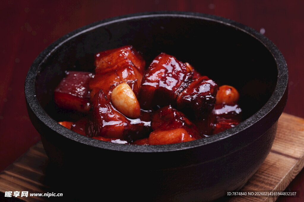 美味红烧肉盛于黑陶碗中