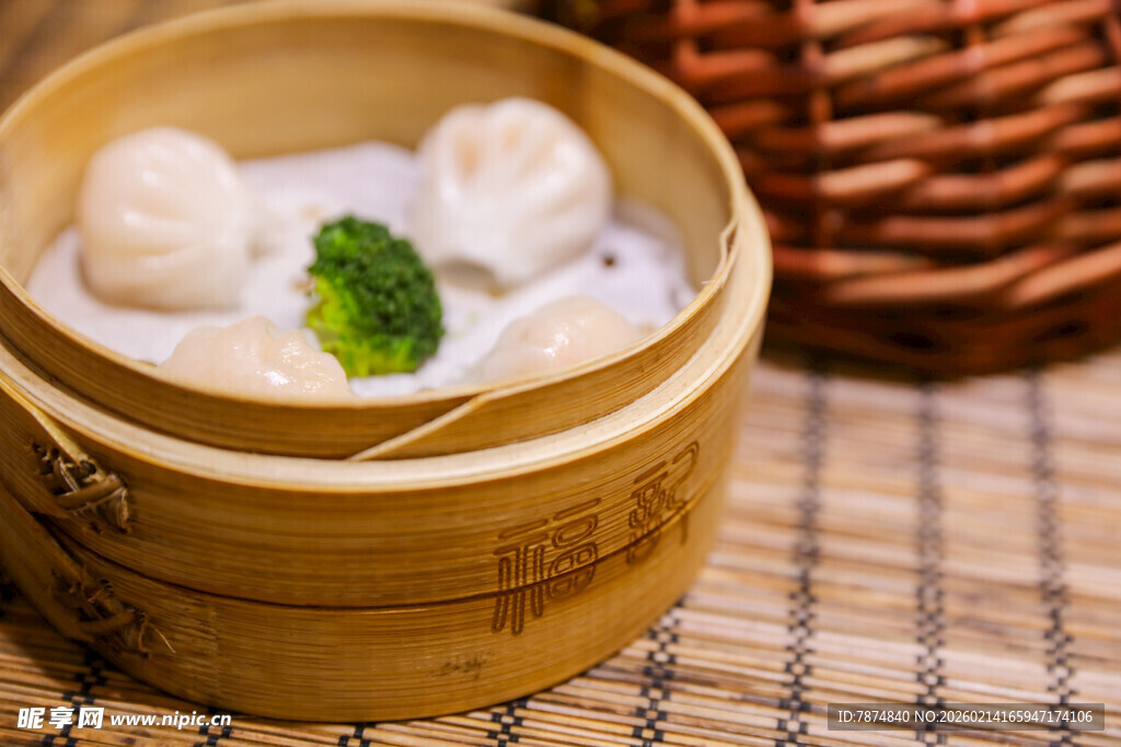 竹制蒸笼里的美味小笼包