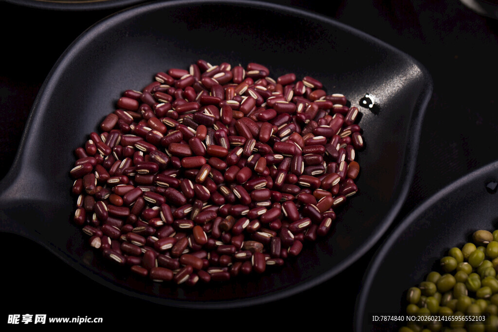 黑勺中的红芸豆特写