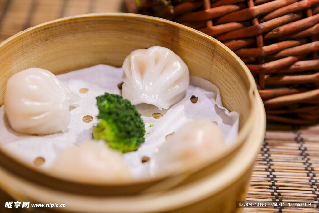 竹制蒸笼里的美味虾饺