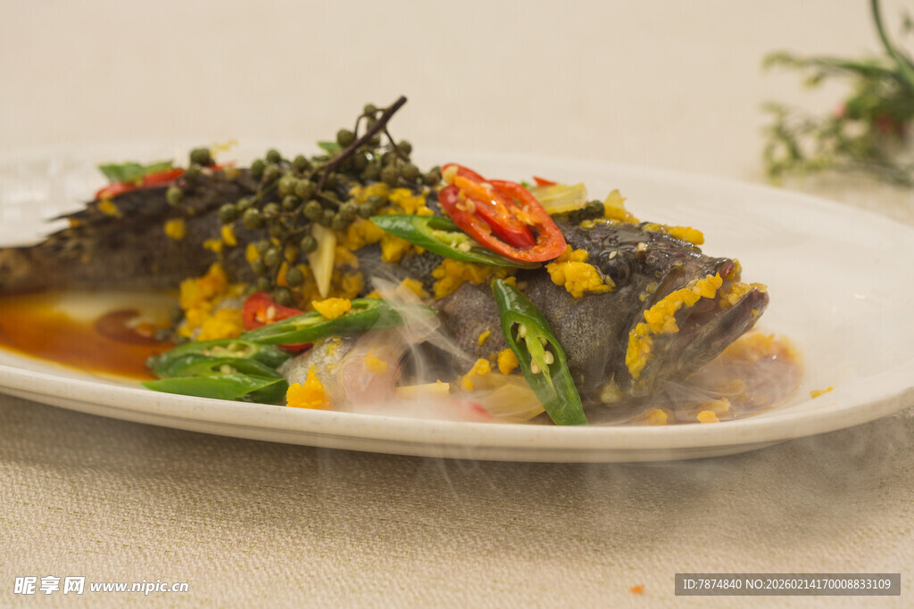 美味蒸鱼配多彩佐料