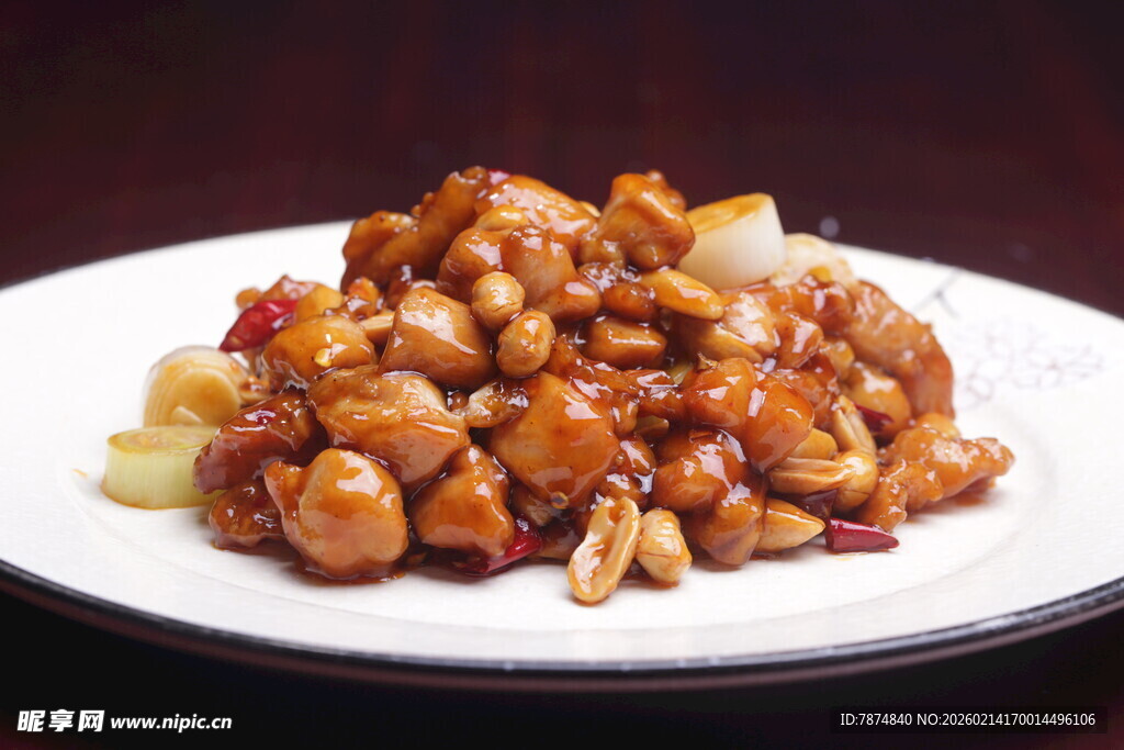 美味宫保鸡丁摆于盘中