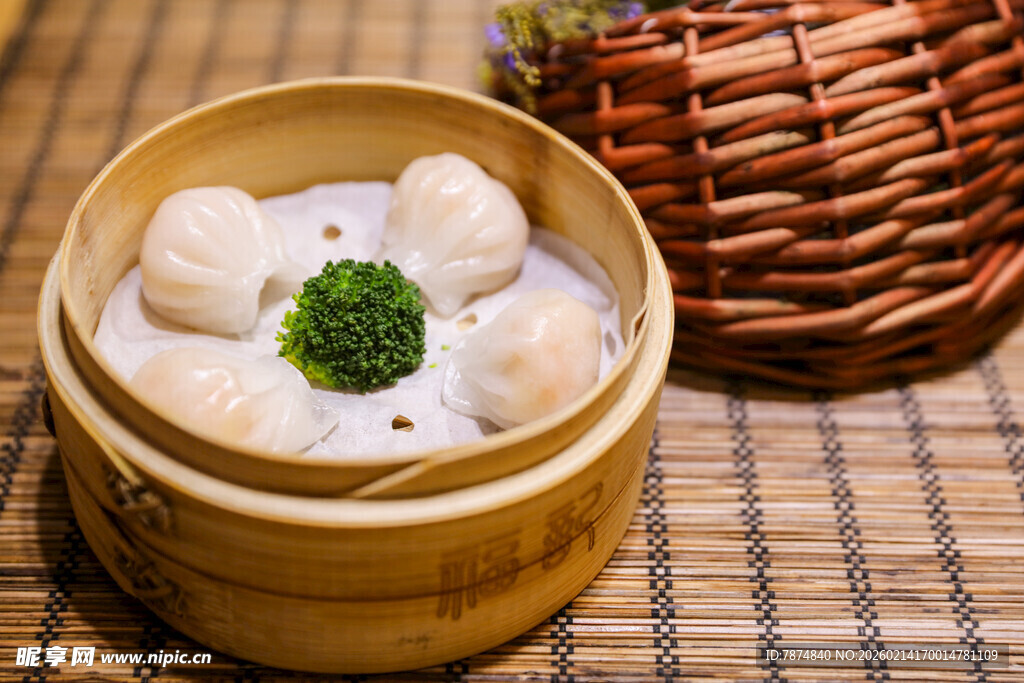 竹制蒸笼里的美味虾饺